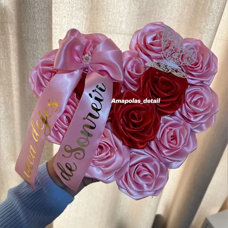 Arreglo con 13 rosas y lazo personalizado