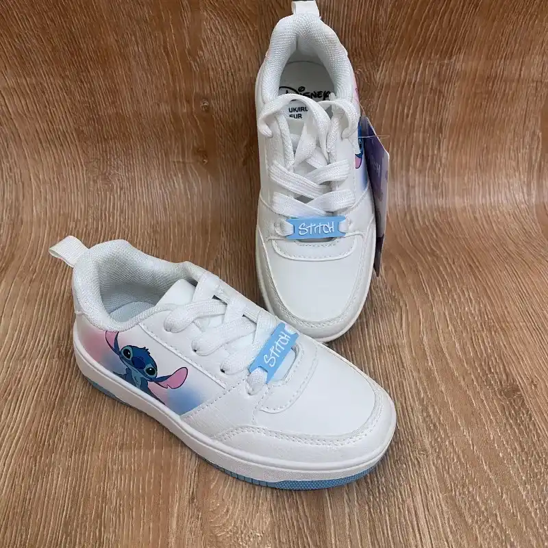 Zapatos color blanco con Stitch