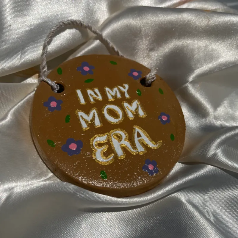 adorno colgante “in my mom era”