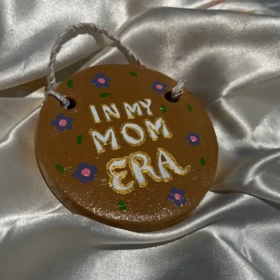 adorno colgante “in my mom era”