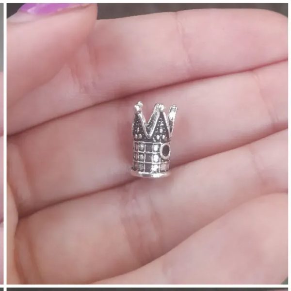 Dije corona de rey plateado