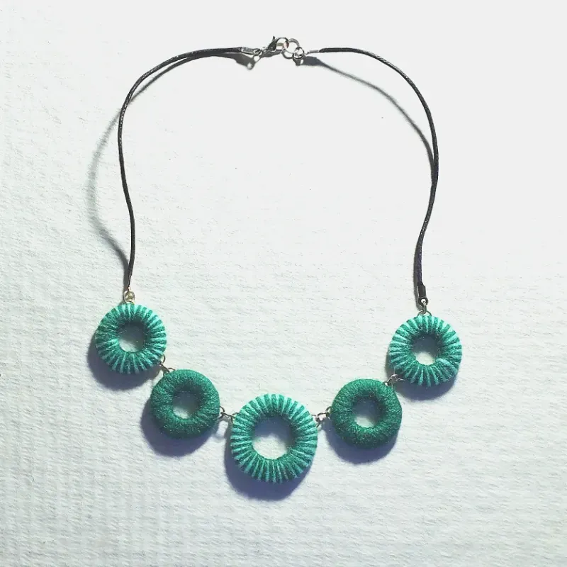 Collar de piezas geométricas