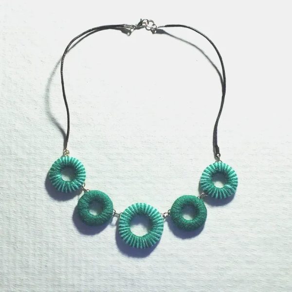 Collar de piezas geométricas