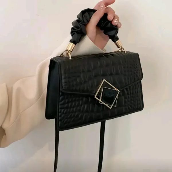 Cartera negra broche