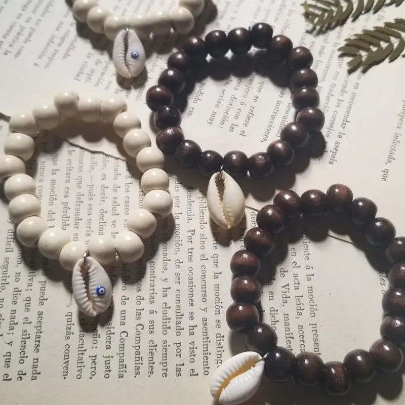 Pulseras con cuentas de madera