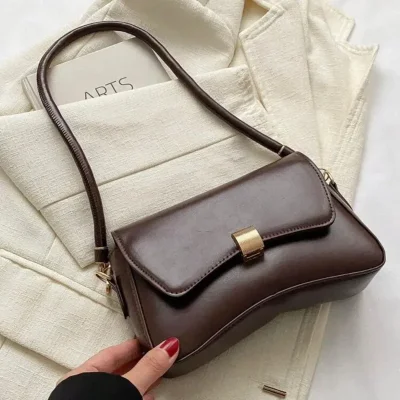 Bolso Pequeño Marron con Cierre Dorado