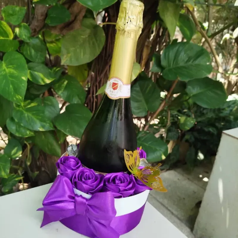 Cajita con rosas y bebidas 