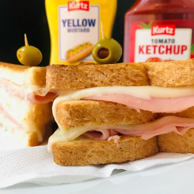 Sandwich de jamón y queso