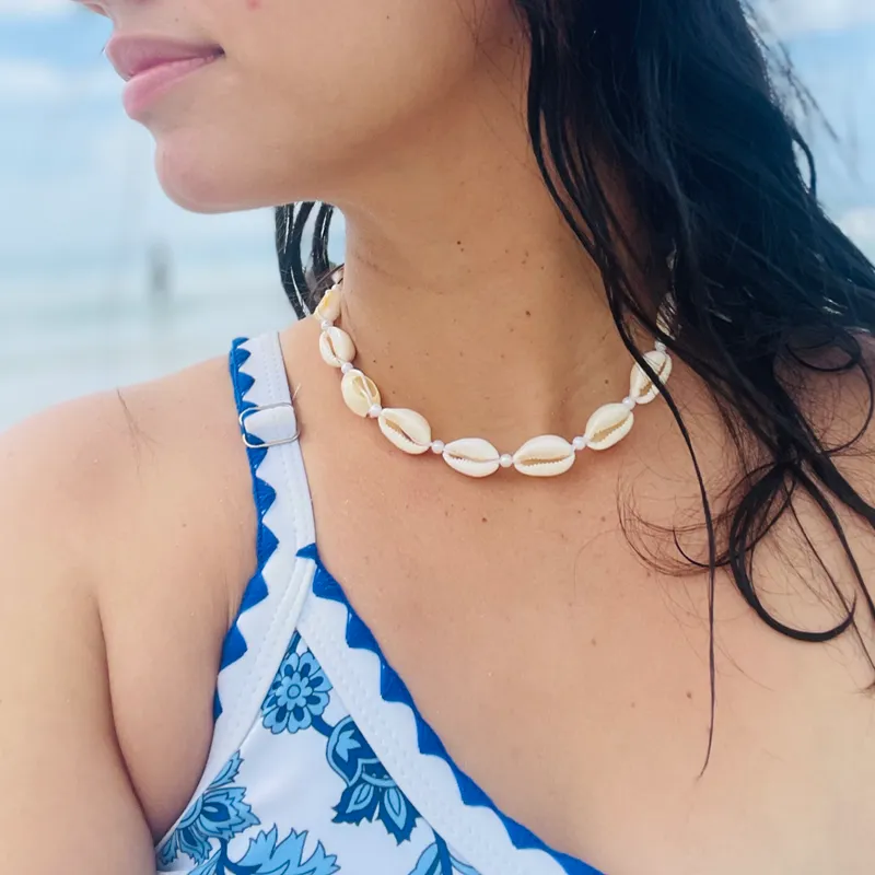 Collar de caracoles con perlas pequeñas