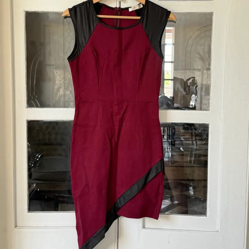 Vestido negro y granate