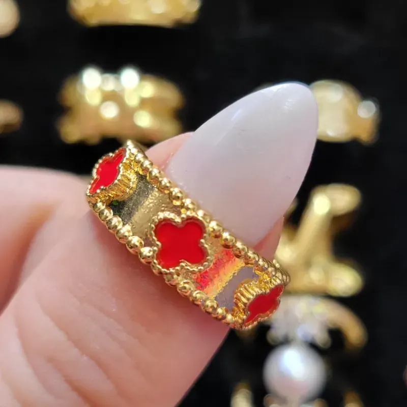 Anillo Van Cleef con detalles en rojo ❤️