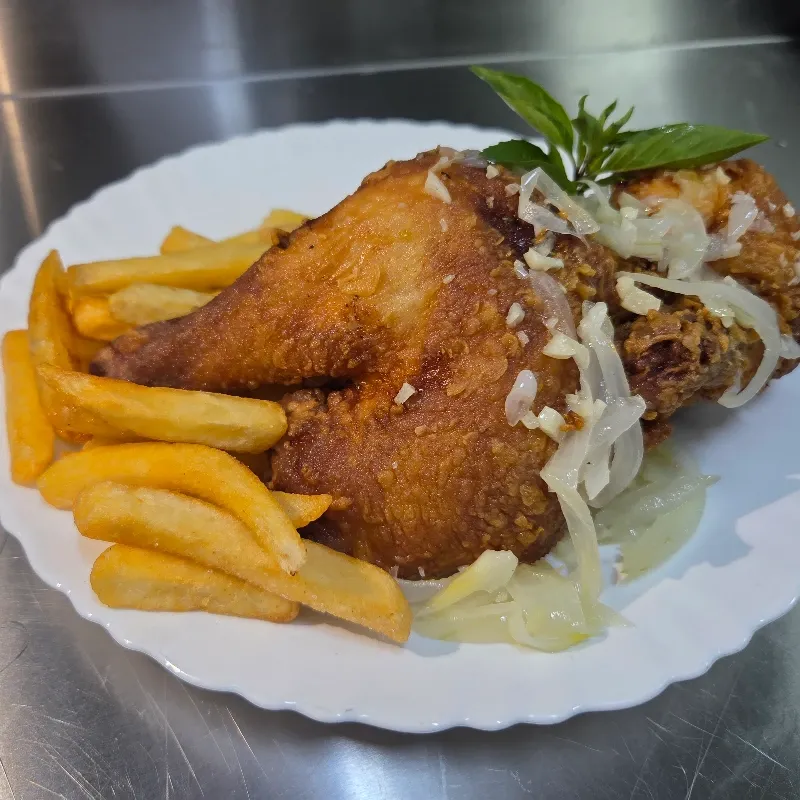 Medio Pollo Frito con Papas Fritas