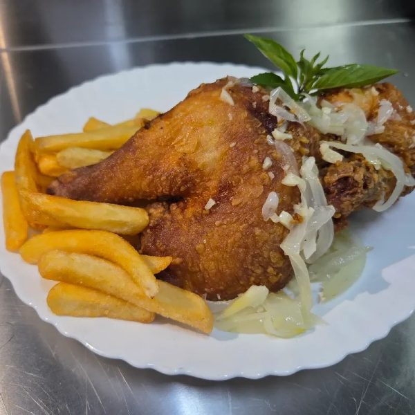 Medio Pollo Frito con Papas Fritas