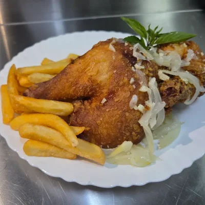 Medio Pollo Frito con Papas Fritas