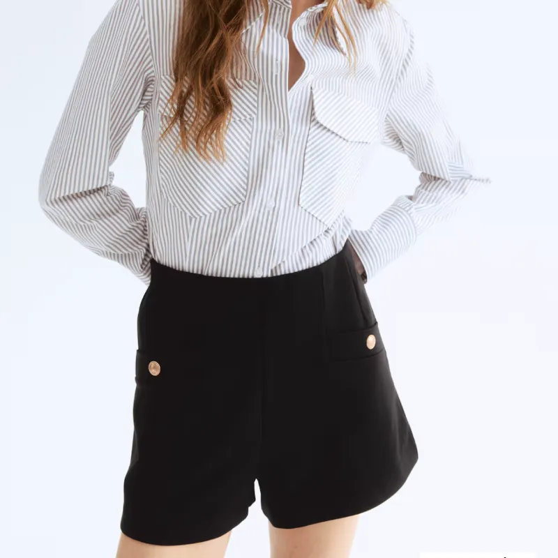 Shorts con botones dorados