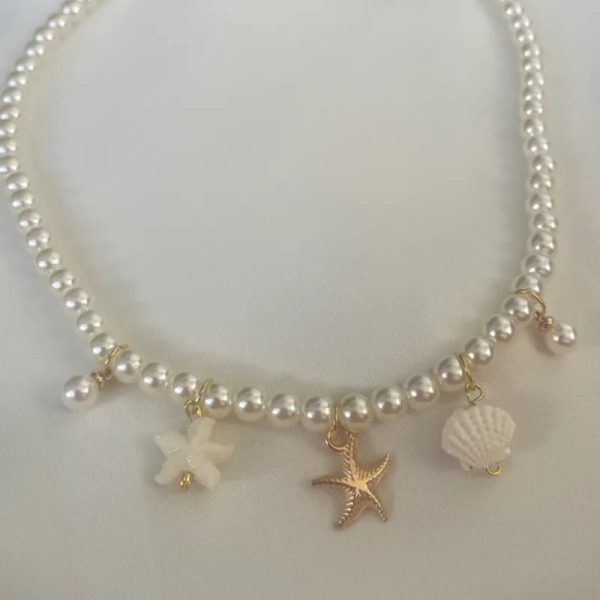 Collar de perlas con varios dijes