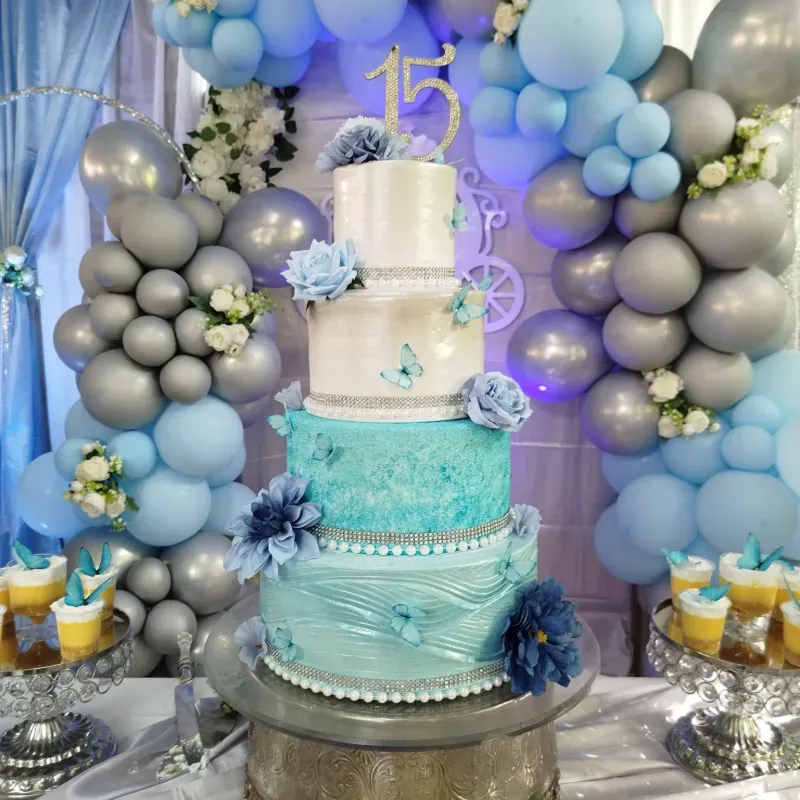 Azul y plateado para quinceañera