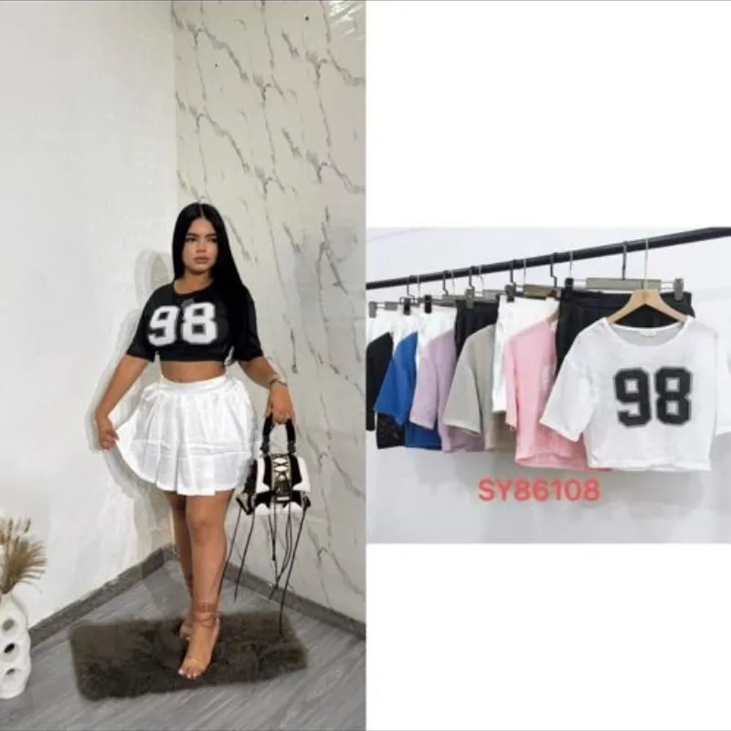 Conjunto de falda y blusa corta