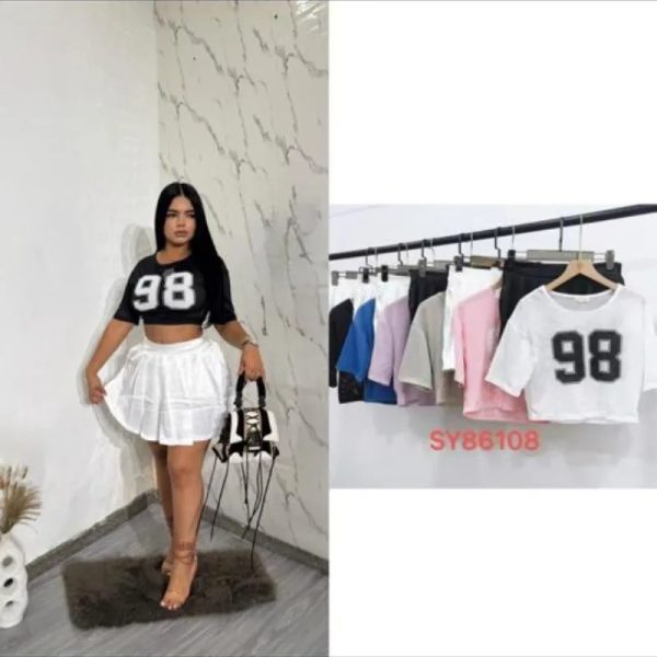 Conjunto de falda y blusa corta