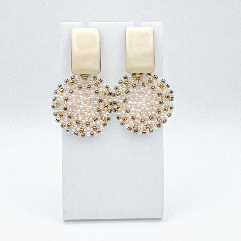 Aretes tejidos con herrajes esmaltados