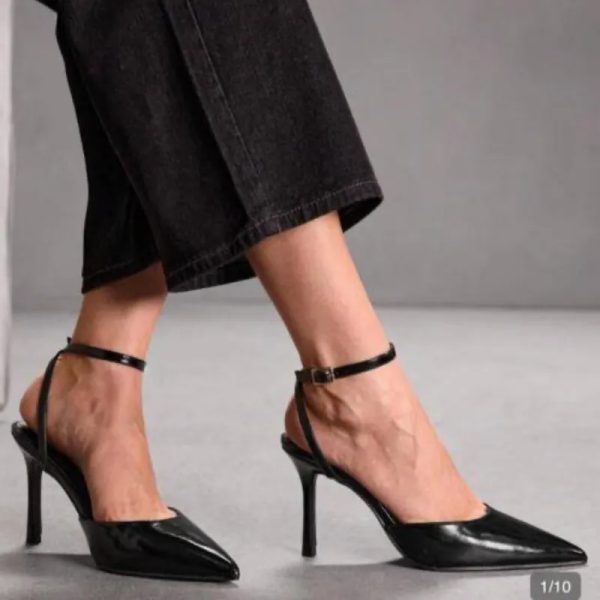 Tacones de puntifinos negros
