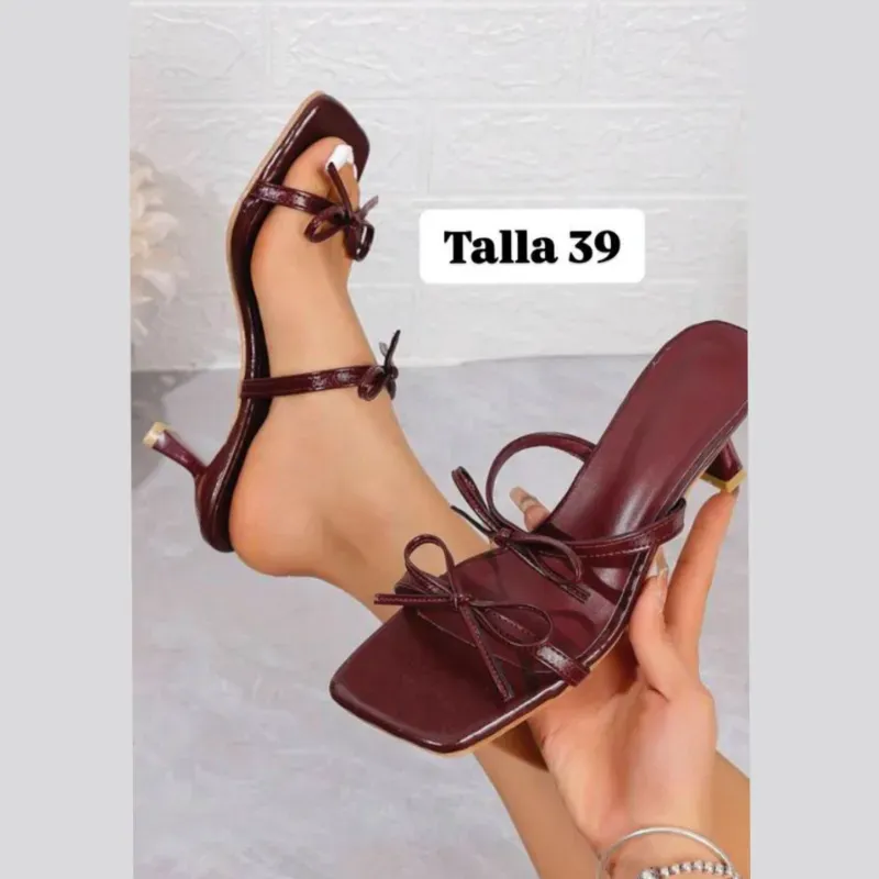 Zapatos de tacón con lazos