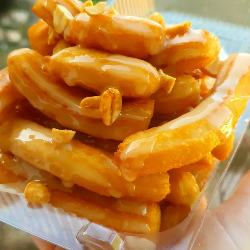 Churros cubiertos de leche condensada