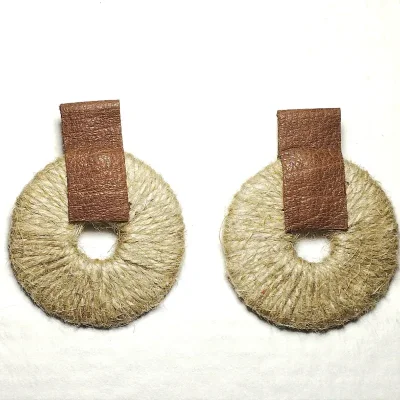 Aretes grandes con adorno de cuero