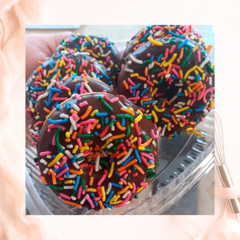 Mini donas con chocolate  y grajea fantasía 12 U