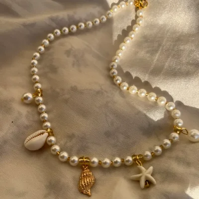 Collar de perlas con dijes