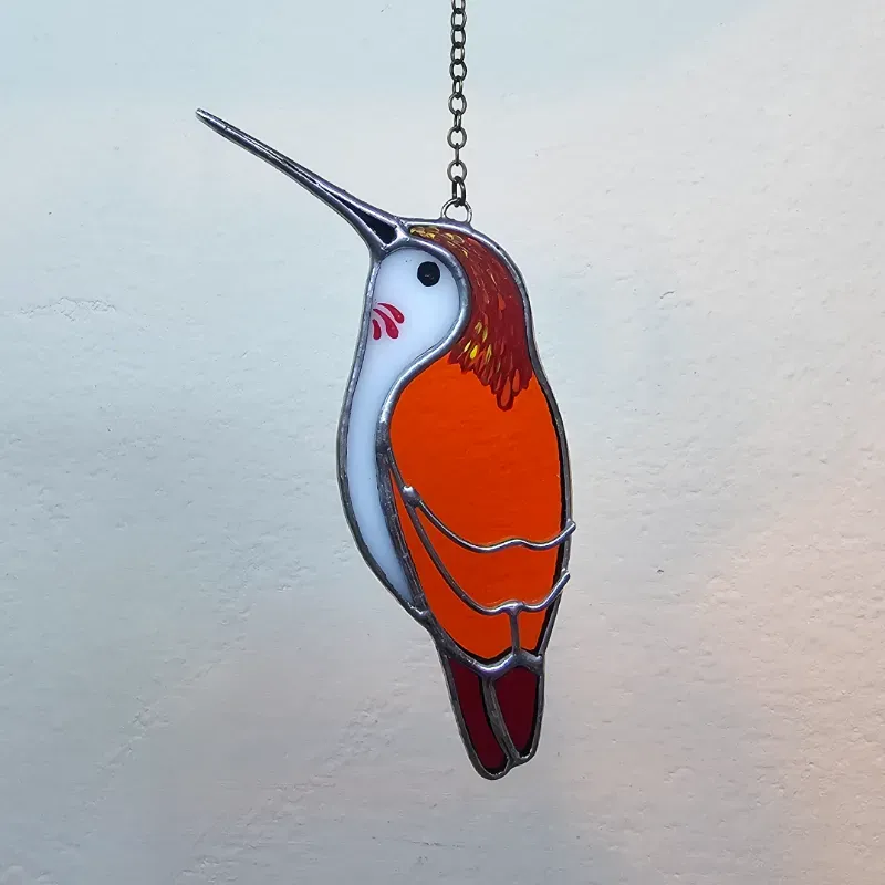 Colibrí naranja de alas cerradas