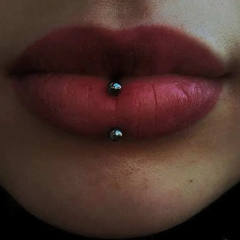 Vertical Labret (Labio inferior vertical)