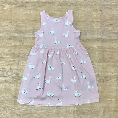 Vestido rosado con cisnes