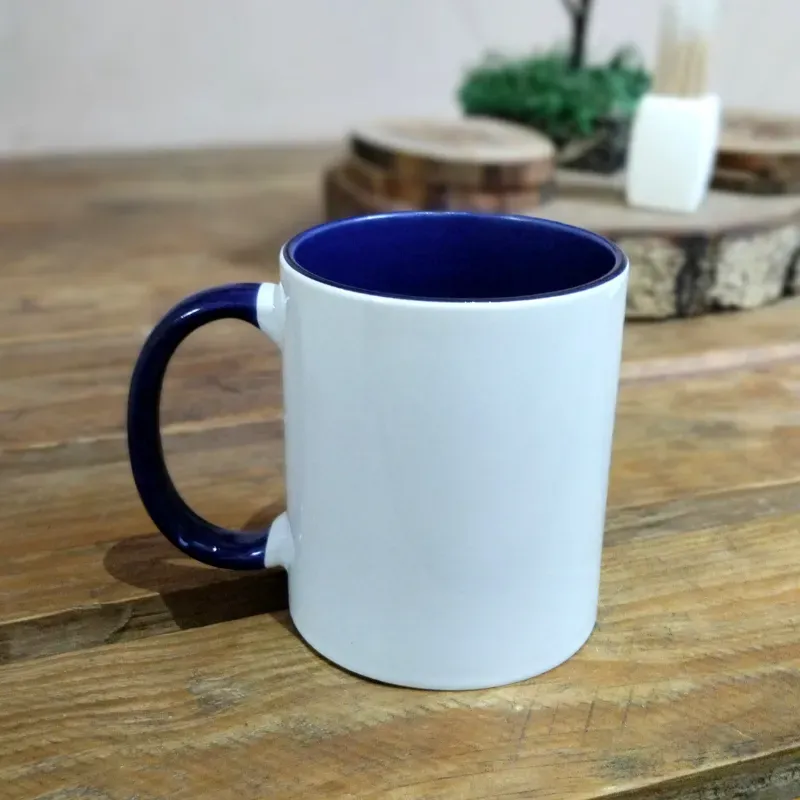 Jarras blancas y azul oscuro