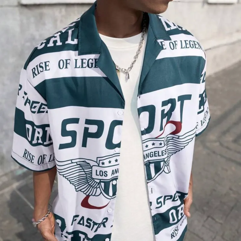 Manfinity LEGND Camisa casual holgada para hombre con cuello vuelto, cierre de botones delanteros, estampado todo sobre, manga corta. Camisa oversize, camisas Y2K, camiseta de fútbol