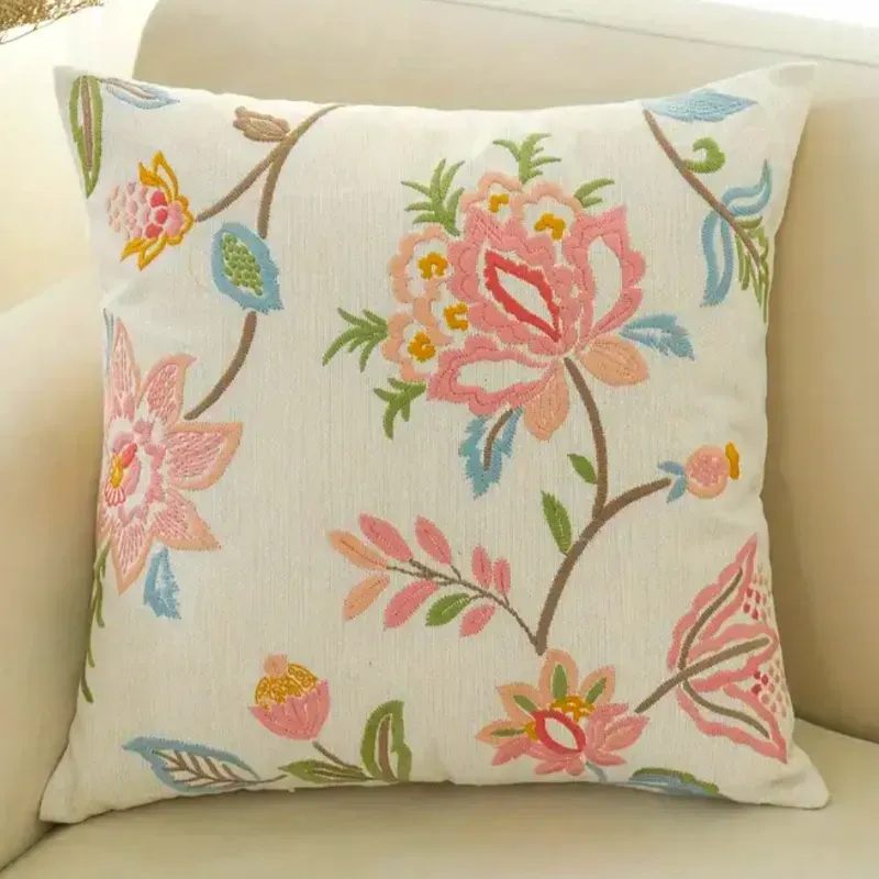 Cojin bordado en tonos rosas