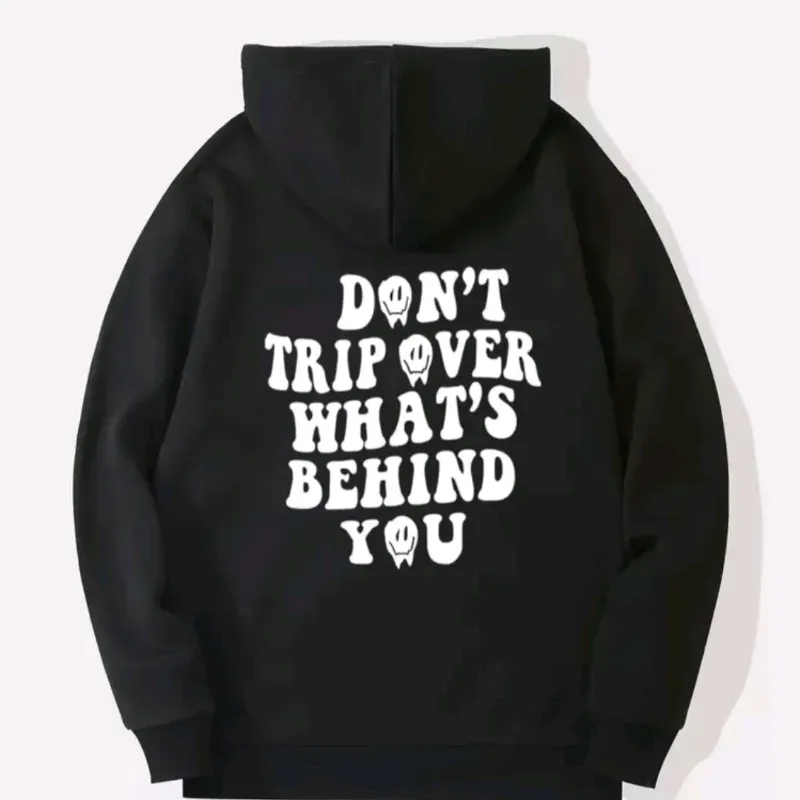 Abrigo de hombre con capucha estampado d letras