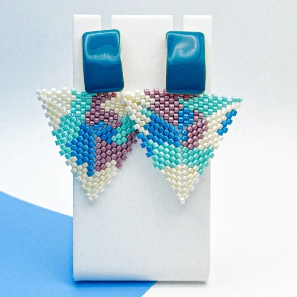 Aretes tejidos con herrajes esmaltados