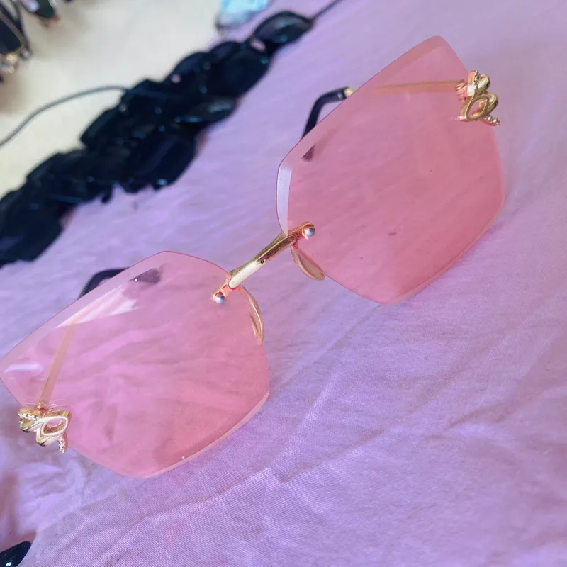 Gafas de sol con lentes claros rosa estilo “cat eyes”