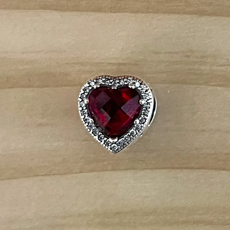 Charm corazón piedra roja