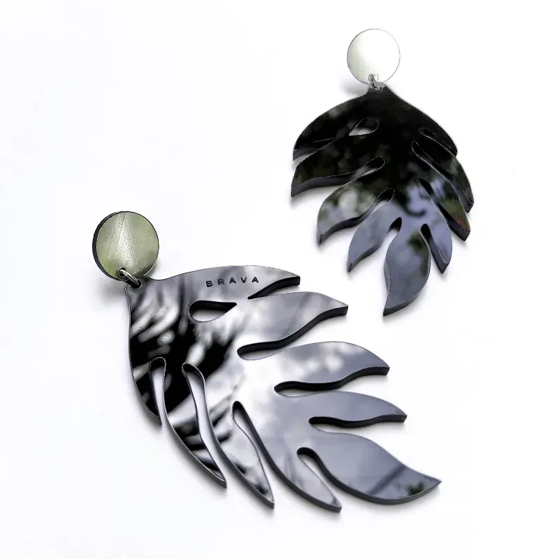Pendientes hojas de arecas/ color: negro y plateado
