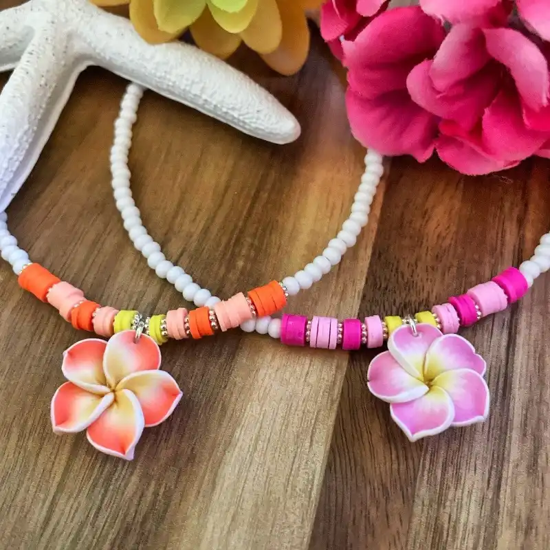 Collar de fimos , perlas y dije de flor de verano