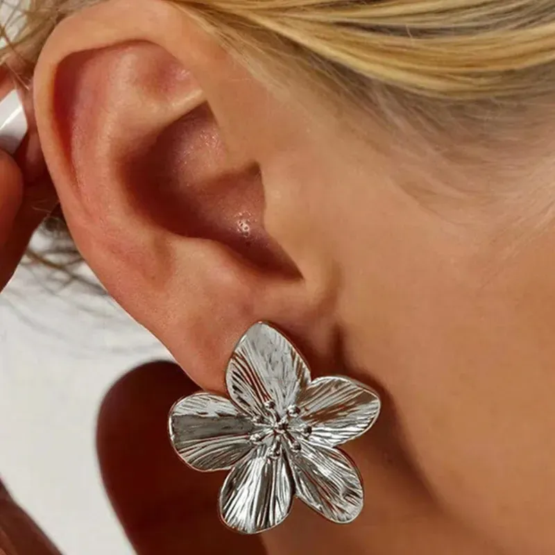 Aretes de flor plateados