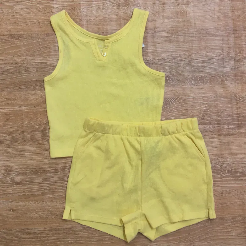 Conjuto de camiseta color amarillo