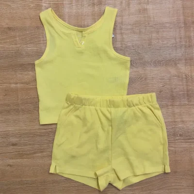 Conjuto de camiseta color amarillo