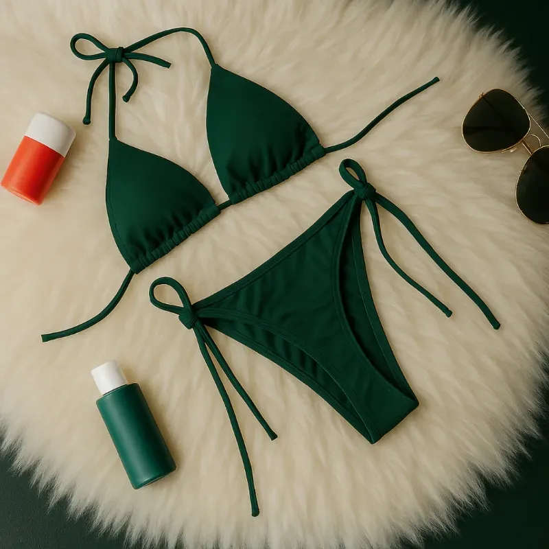 Bikini minimalista liso estilo tanga VERDE