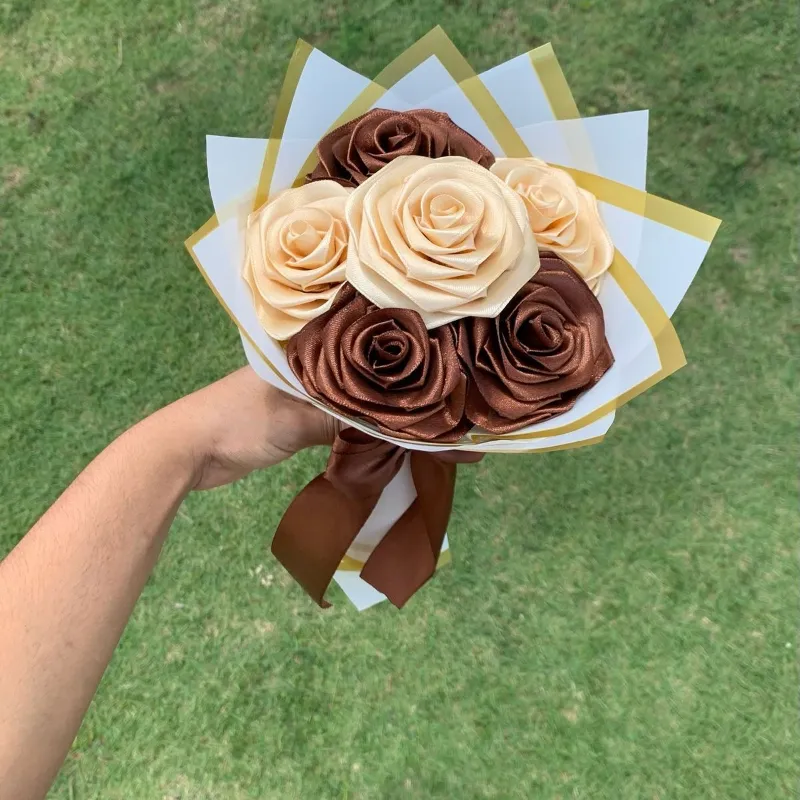 Ramo de 6 rosas carmelitas y color crema