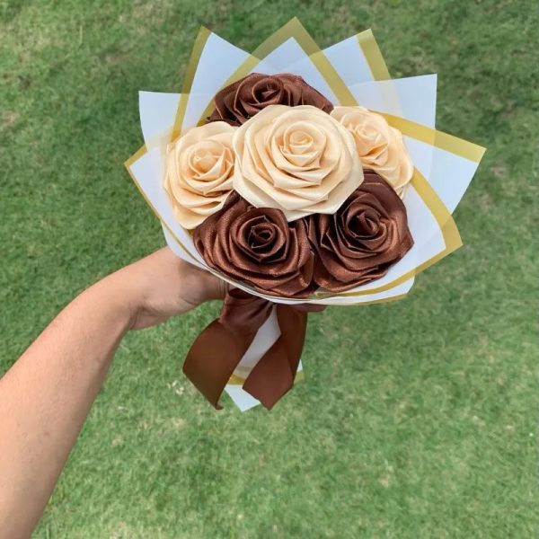 Ramo de 6 rosas carmelitas y color crema