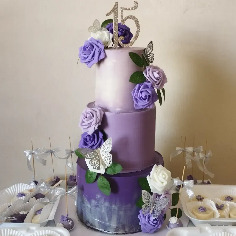 Cake de 3 pisos Morado con Topper de 15 años.