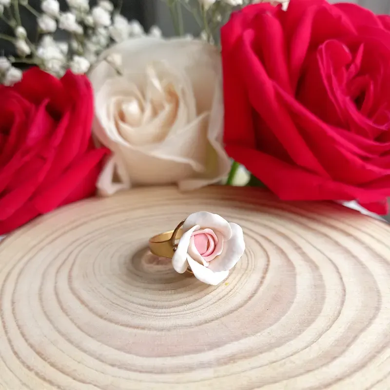 ✨Anillo de Rosa Blanca con centro Rosa✨